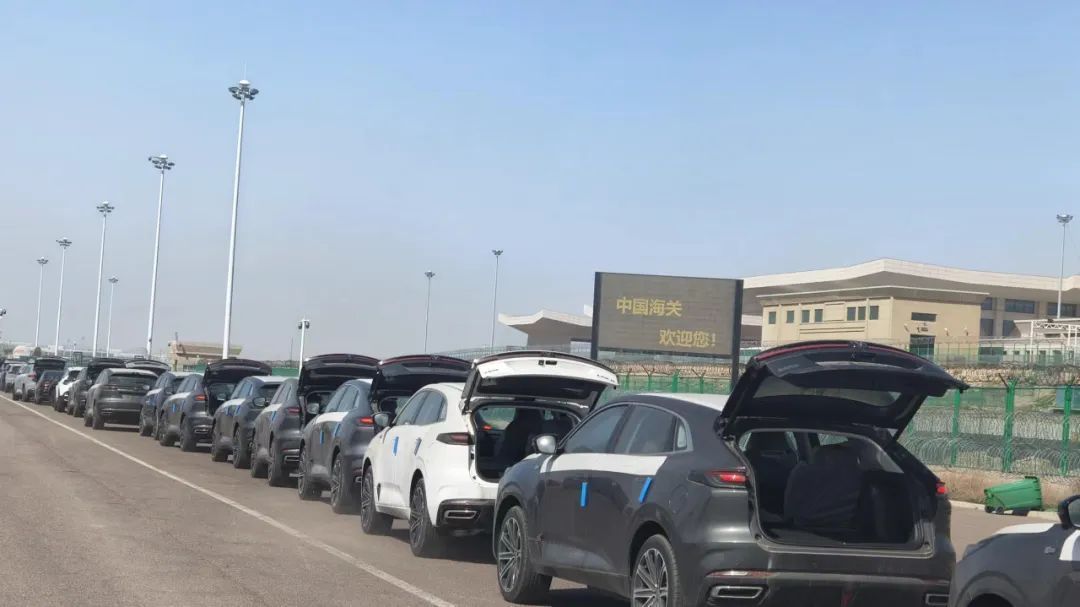 霍尔果斯口岸待出口商品车